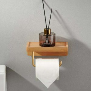 Porte papier toilette en bois monté au mur dans une salle de bain moderne